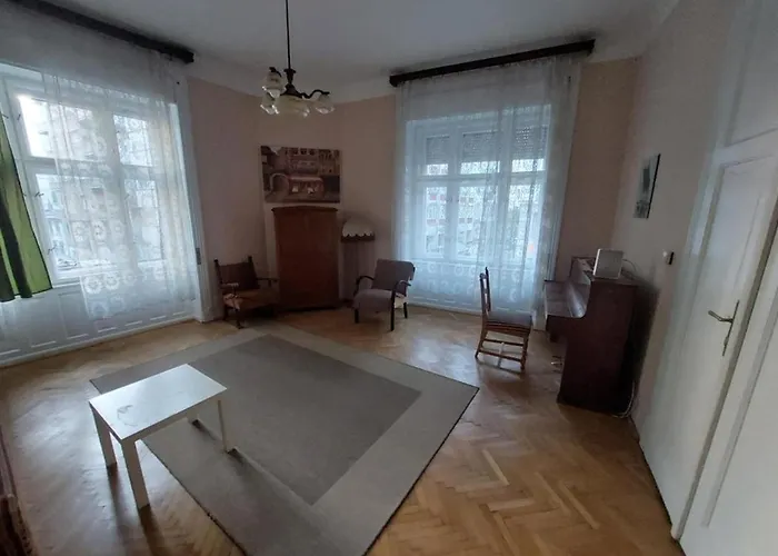 Apartman Cosyspacious Last Century Style Downtown